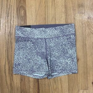 Under Armour Women's HeatGear Mid-Rise Printed Shorty Compression Shorts